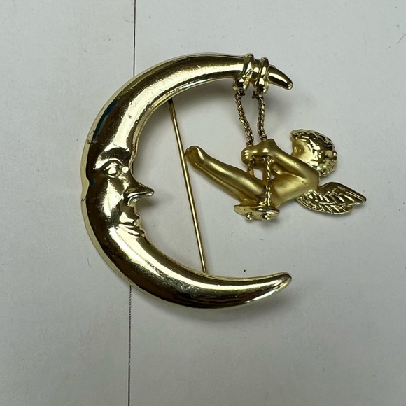 Danecraft Man In Moon Pin Vintage Brooch Moving Angel Cherub on Swing -1980s - Picture 1 of 6
